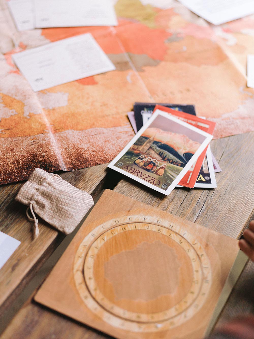 un ecarte postal est posée sur une table